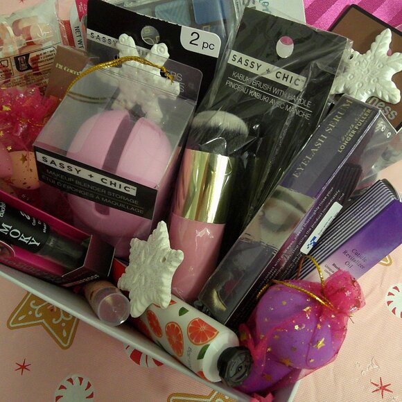 Merry & Matte - 21-Piece Christmas Makeup Gift Basket, Holiday Gifts for Her - Picture 4 of 6
